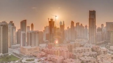 Dubais iş hangarı kuleleri, gün batımında hava saatinde. Bazı gökdelenlerin çatı manzarası