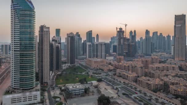 Dubais business bay torn antenn dag till natt timelapse. Takutsikt över vissa skyskrapor — Stockvideo