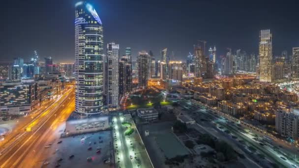 Dubais business bay torri aereo notturno timelapse. Vista sul tetto di alcuni grattacieli — Video Stock