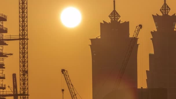 Dubais business bay torens bij zonsondergang luchtfoto timelapse. Dakzicht op enkele wolkenkrabbers — Stockvideo