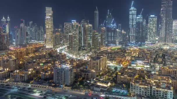 Футуристический ночной город с подсвеченной архитектурой в центре Дубая, Объединенные Арабские Эмираты. — стоковое видео