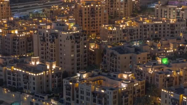 Vista aérea a las casas tradicionales del casco antiguo isla noche timelapse desde arriba. — Vídeos de Stock