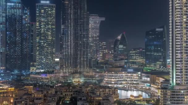 Futuristiska antenn natt stadsbilden timelapse med belyst arkitektur i Dubai centrum, Förenade Arabemiraten. — Stockvideo