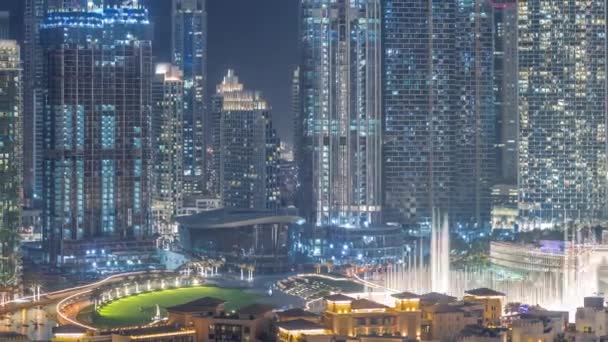 Futurismo noche aérea paisaje urbano timelapse con arquitectura iluminada del centro de Dubái, Emiratos Árabes Unidos. — Vídeo de stock