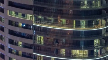 Modern konut binalarında büyük parlayan pencereler, gece vakitleri...