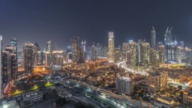 Dubais iş hangarı kuleleri hava gece zaman çizelgesi. Bazı gökdelenlerin çatı manzarası