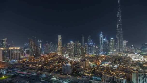 ドバイのダウンタウンとビジネスベイの夜のタイムラプスを示すパノラマ高層ビルや他の塔 — ストック動画