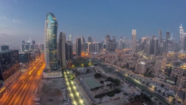 Dubais business towers air night to day timelape. Вид на крышу некоторых небоскребов — стоковое видео