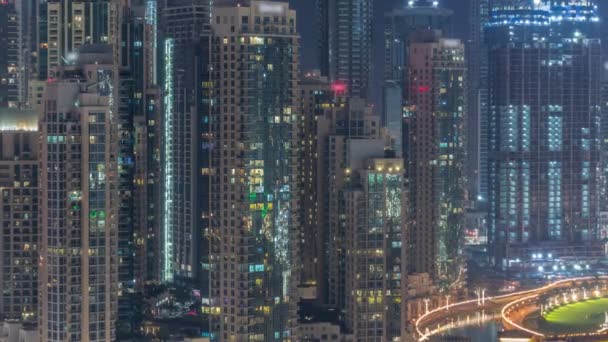 Футуристический воздушный город с подсветкой в центре Дубая, Объединенные Арабские Эмираты. — стоковое видео