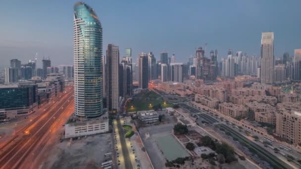 Dubais iş hangarı kuleleri gece gündüz hava durumu. Bazı gökdelenlerin çatı manzarası — Stok video