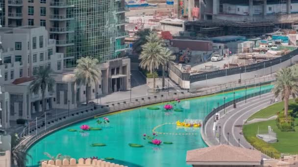 Dubai şehir merkezindeki parka yakın tekneleri olan göl yukarıdaki hava manzaralı. — Stok video