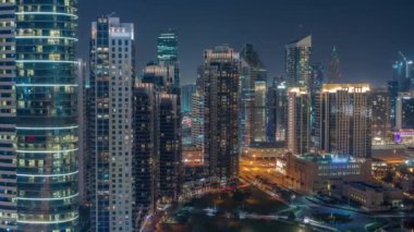 Dubais iş hangarı kuleleri hava gece zaman çizelgesi. Bazı gökdelenlerin çatı manzarası