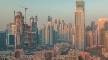 Dubais iş hangarı kuleleri havadan sabah saatleri. Bazı gökdelenlerin çatı manzarası