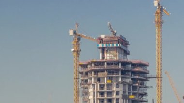 İnşaat halindeki çok katlı binalar ve vinçler zaman ayarlı