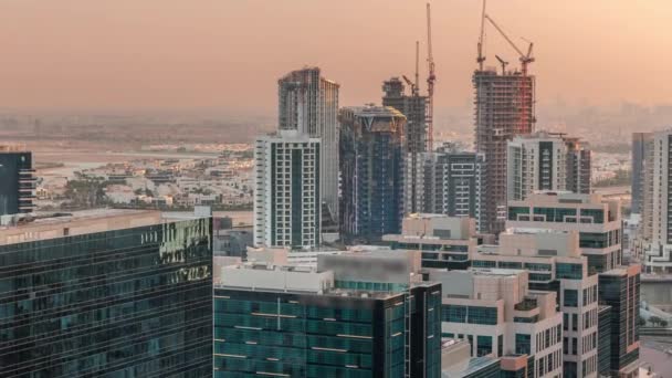 Les tours de bureaux de la baie d'affaires de Dubais remontent le temps. Vue sur le toit de certains gratte-ciel — Video