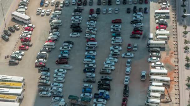 Вид з повітря на паркінг з безліччю автомобілів в рядках — стокове відео
