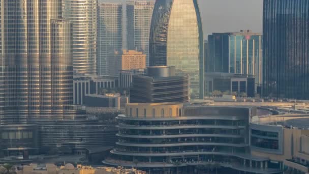 Köpcentrum exteriör med reatauranter nära fontänen i Dubai centrum antenn morgon timelapse, Förenade Arabemiraten — Stockvideo