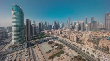 Dubais iş hangarı kuleleri havadan sabah saatleri. Bazı gökdelenlerin çatı manzarası