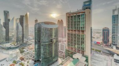 Dubai uluslararası finans merkezi gökdelenleri üzerinde gün batımı.