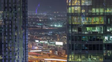 Şehir merkezinden Dubai 'ye kadar uzanan ufuktaki villalar ve ünlü otel.