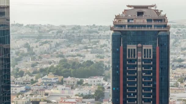 Luftaufnahme von Wohnhäusern und Villen hinter Wolkenkratzern in Dubai City Timelapse, Vereinigte Arabische Emirate — Stockvideo