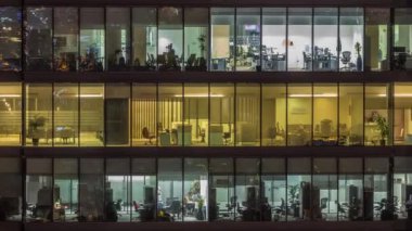 Modern ofis binalarında büyük parlayan pencereler, gece vakitleri...