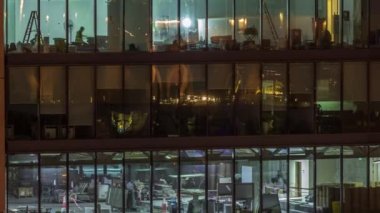 Modern ofis binalarında büyük parlayan pencereler, gece vakitleri...