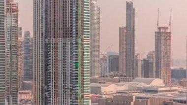 İnşaat halindeki çok katlı binalar ve vinçler zaman ayarlı