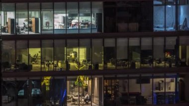Modern ofis binalarında büyük parlayan pencereler, gece vakitleri...