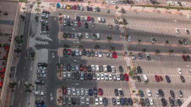 Bir otoparkın hava görüntüsü, bir çok araba sırayla zaman ayarlı.