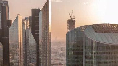 Dubai uluslararası finans merkezi gökdelenleri üzerinde gün batımı.