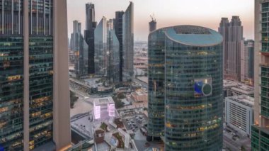 Dubai Uluslararası Finans Merkezi Gökdelenleri Hava Gününden Geceye.