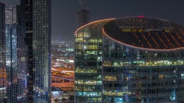 Dubai internationella finansiella centrum skyskrapor antenn natt timelapse. — Stockvideo