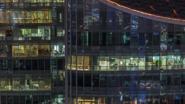 Große leuchtende Fenster in modernen Büro- und Wohngebäuden in der Nacht — Stockvideo