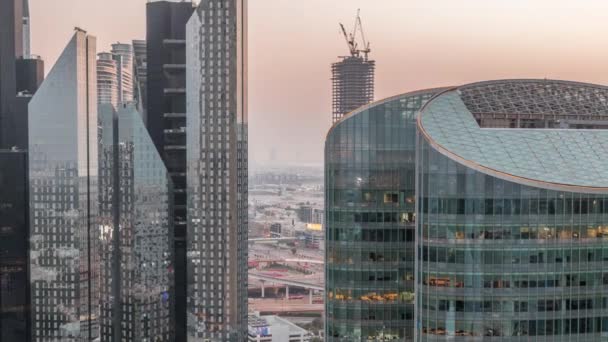 두 바이 국제 금융 센터, 야간 시간 대하늘을 찌를 듯 한 고층 건물. — 비디오