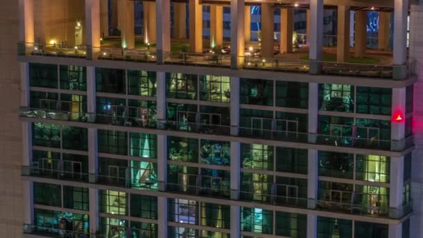 Большие светящиеся окна в современных офисных и жилых зданиях по ночам — стоковое видео