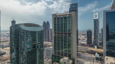 Dubai uluslararası finans merkezi gökdelenleri bulutlu mavi gökyüzü antenli tüm gün boyunca zaman ayarlı.