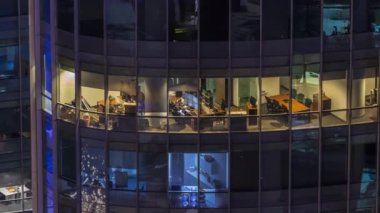 Modern ofis binalarında büyük parlayan pencereler, gece vakitleri...