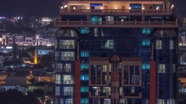 Modern konut binalarında büyük parlayan pencereler, gece vakitleri...