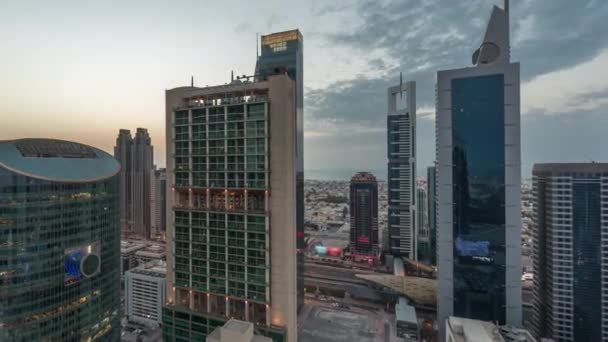 Dubai internationella finansiella centrum skyskrapor antenn dag till natt timelapse. — Stockvideo