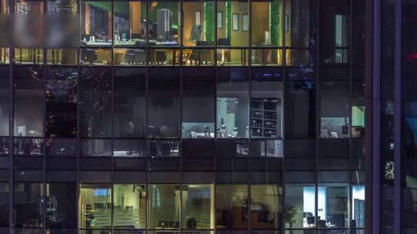 Grandes ventanas brillantes en edificios de oficinas modernos timelapse por la noche — Vídeos de Stock