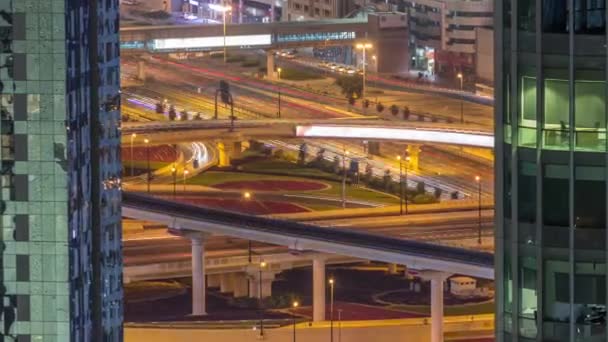 Вид с воздуха на большое пересечение со многими транспортами в движении ночью timelapse в центре Дубая — стоковое видео