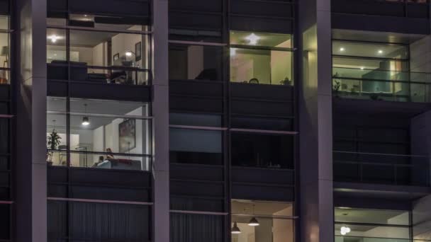 Große leuchtende Fenster in modernen Büro- und Wohngebäuden in der Nacht — Stockvideo