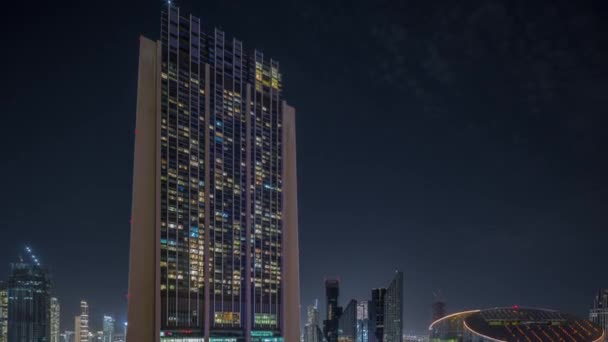 Dubai centro financiero internacional rascacielos noche aérea timelapse. — Vídeos de Stock