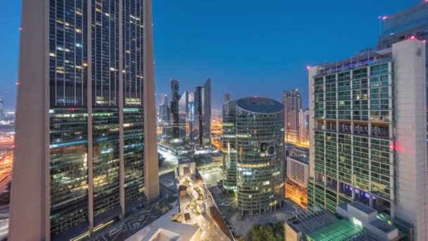 Dubaj mezinárodní finanční centrum mrakodrapy letecké noci na den timelapse. — Stock video