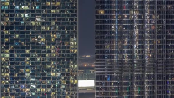 Grandes janelas brilhantes em edifícios residenciais modernos timelapse à noite — Vídeo de Stock