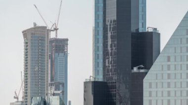 İnşaat halindeki çok katlı binalar ve vinçler zaman ayarlı