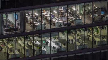Modern ofis binalarında büyük parlayan pencereler, gece vakitleri...