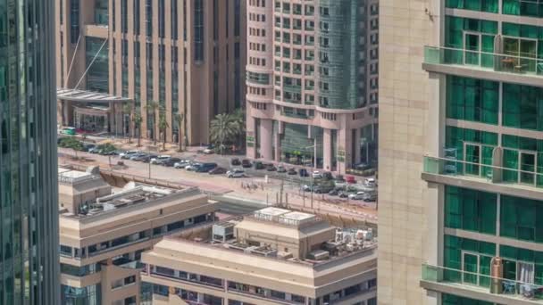 Skyscrapersとシェイク・ザイード・ロードのトラフィックとアラブ首長国連邦のドバイでのDIFCタイムラプス. — ストック動画