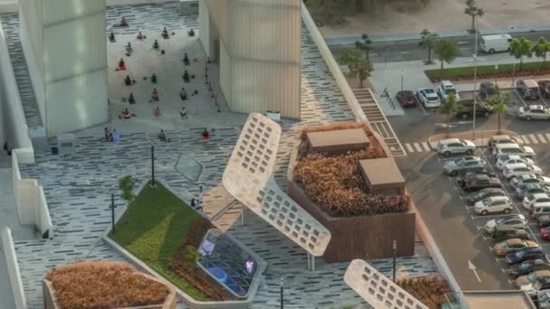 Ny strandpromenad på gate avenue ligger i Dubai internationella finansiella centrum antenn timelapse. — Stockvideo